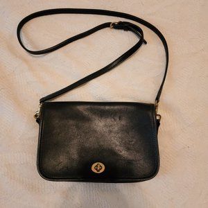 Vintage Turnlock COACH Black Leather Crossbody Pocket Purse- 9755